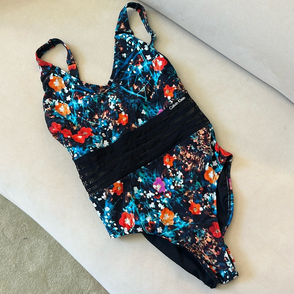 CALVIN KLEIN SIZE 8 ONE PIECE